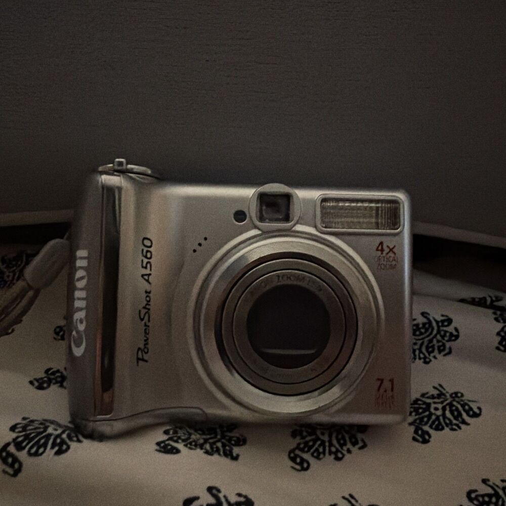 Canon PowerShot A560 7.1MP Digital Camera - Silver, Used, Excellent Shape, Works